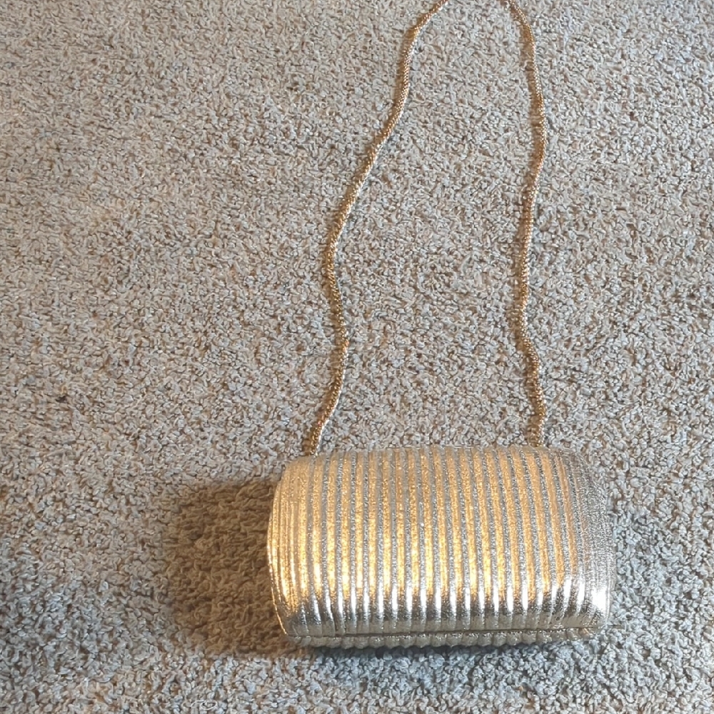 Elegant Silver Ribbed Clutch with Chain Strap
